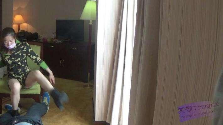 女特战队员审讯男俘虏