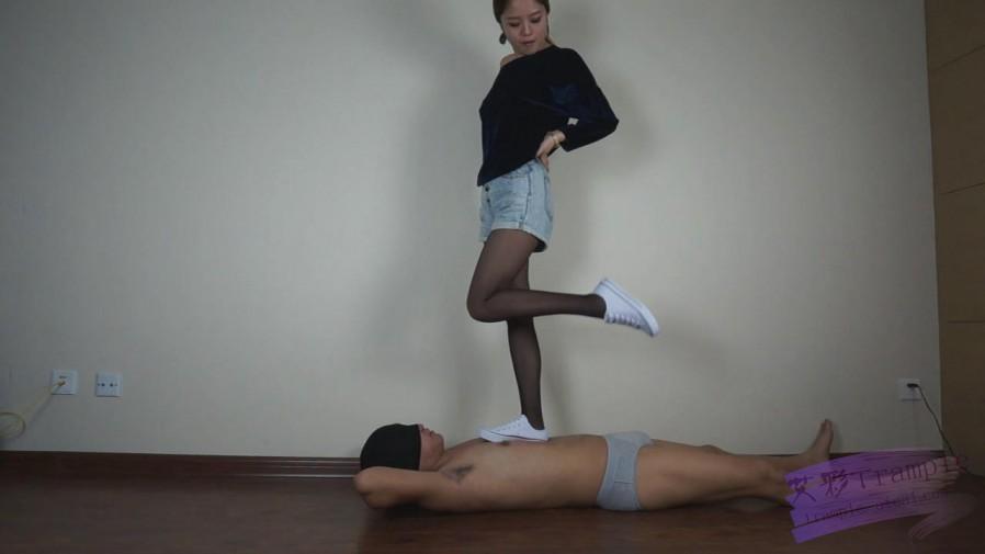 美女黑丝帆布鞋踩踏+舔裸足