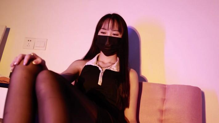 【黑丝诱惑】素人姣姣黑丝短裙高跟鞋踩踏 YC-221208-2