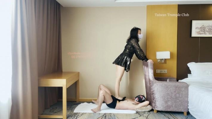 国内首发台湾少妇丝袜高跟踩人肉毯子摇头蹦迪凶狠跳踩 国内首发台湾少妇丝袜高跟踩人肉毯子摇头蹦迪凶狠跳踩