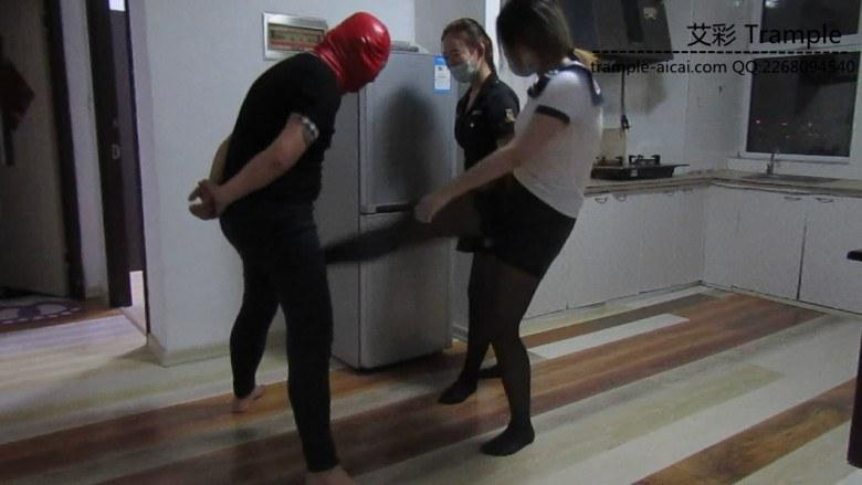 婷婷小徐第一次暴力踹裆