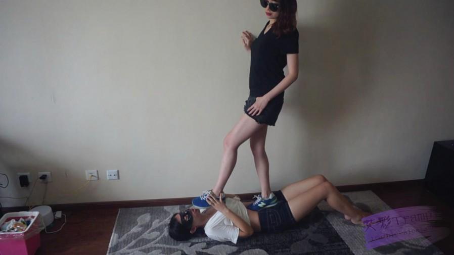 『小妮女女』白袜运动鞋的羞辱践踏女奴