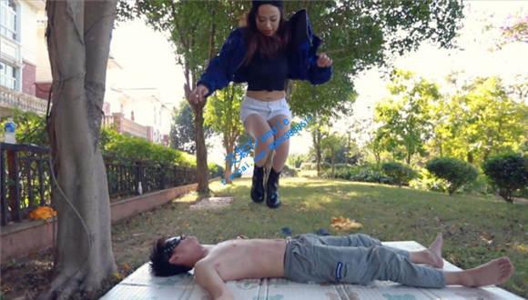 『奴隶岛』—灵灵草地短靴虐