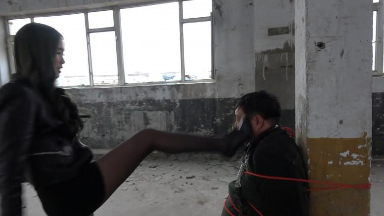 废弃工厂暴打羞辱欠债肥狗