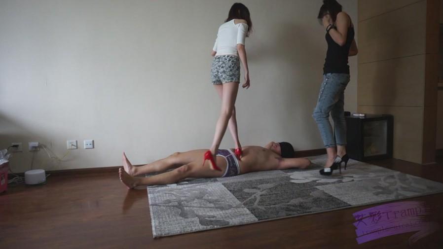 双人高跟鞋践踏毯子