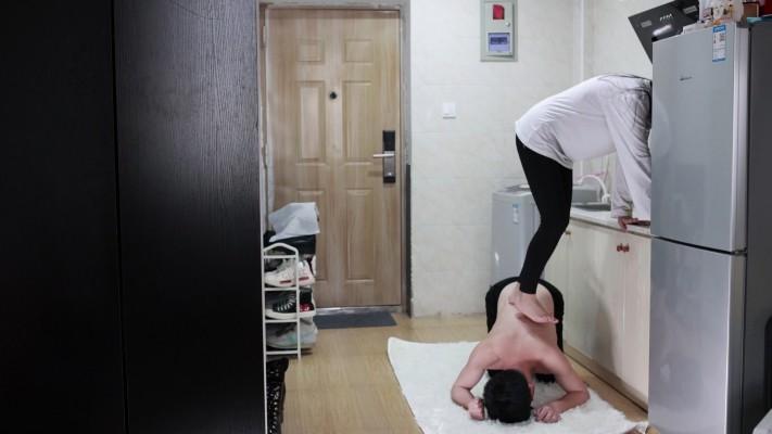 【黑丝诱惑】素人姣姣原味脏短靴踩踏骑马钻胯 YC-221211-2