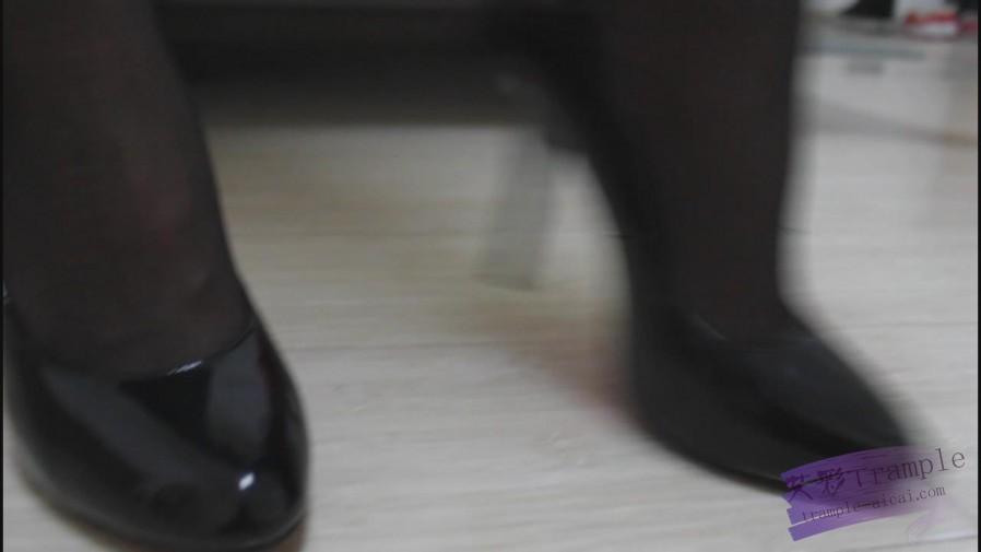 第一视角脏鞋底，高跟鞋羞辱