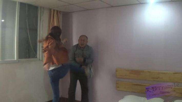 跆拳道美女人肉沙包 跆拳道美女人肉沙包