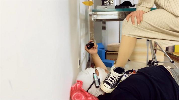 【婧児小主】晓G帆布鞋脏白袜踩头踩脖子 踩踹审讯最后裁断囚犯脖子! YC-220516-4 【婧児小主】晓G帆布鞋脏白袜踩头踩脖子 踩踹审讯最后裁断囚犯脖子! YC-220516-4