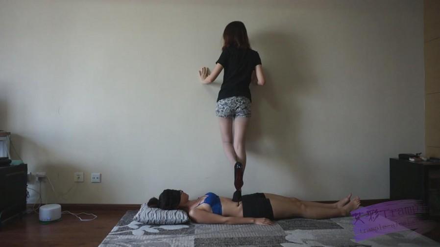 『小妮女女』灰袜细高跟鞋踩踏女毯子