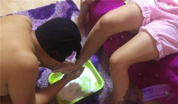 贱男人用酸奶清理美女的脚趾