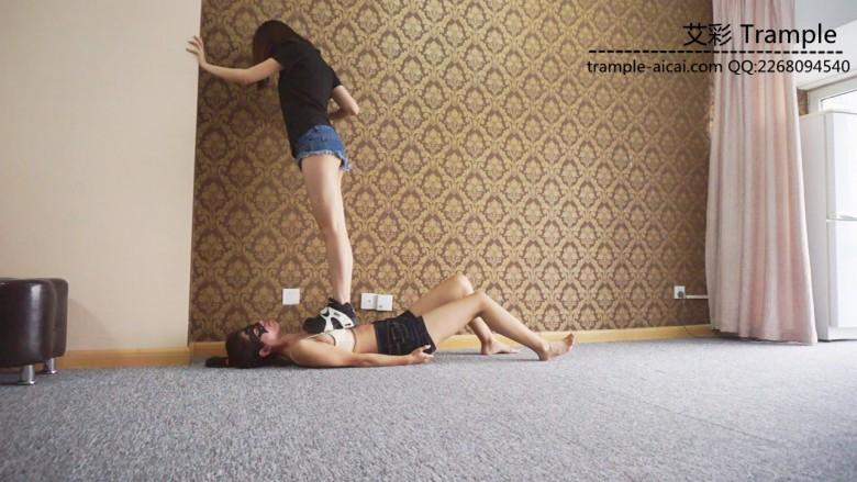 『小妮女女』白袜运动鞋全体重无情践踏女M