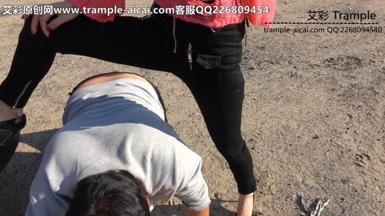 冷柔女主户外高跟踹头极端羞辱