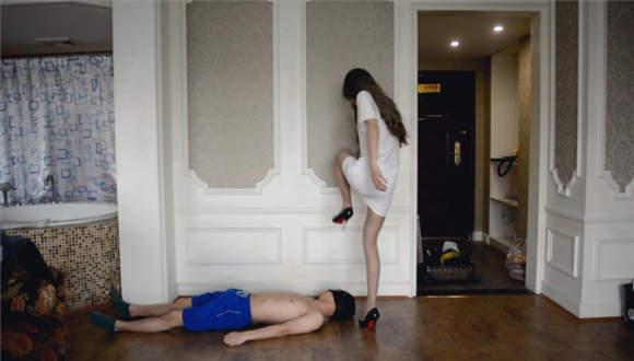 『奴隶岛』—萱萱T恤高跟鞋跺脸