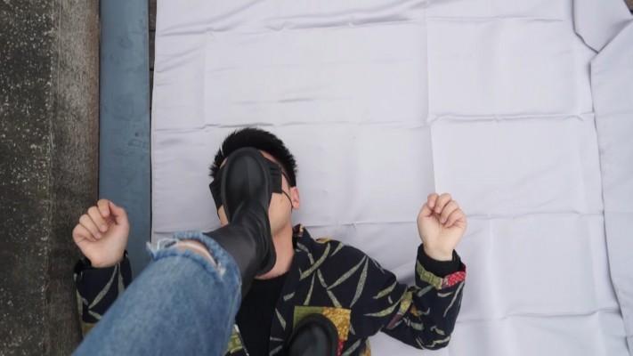 【黑丝诱惑】姣姣室外公园首次被舔脚 YC-221123