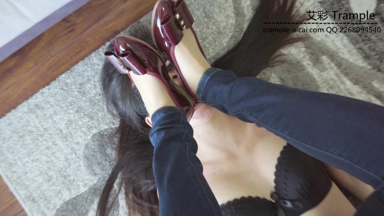 『小妮女女』原味平底鞋肉丝插嘴深喉调教。