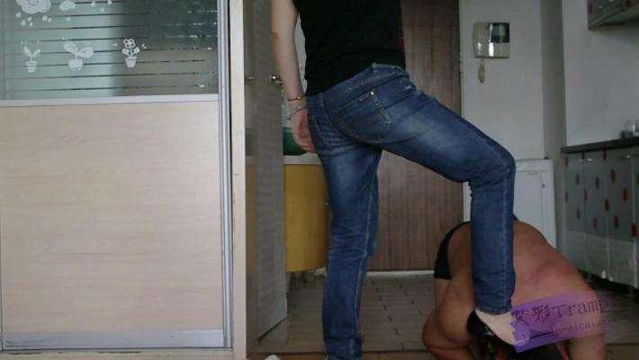 玲主皮鞭虐打踩踏