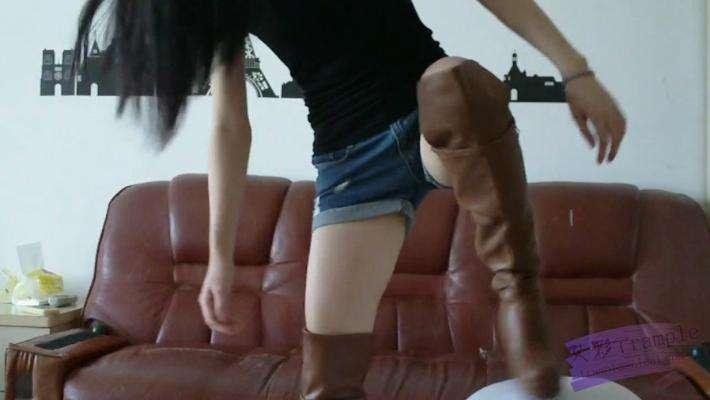 小薇过膝靴羞辱足责踢裆