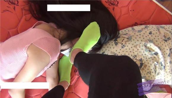 甜儿公主绿棉袜虐踩LULU肚子和脸蛋 G-NV-108