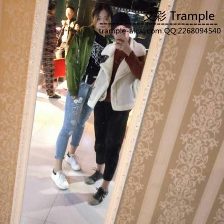 办公桌下的浅踏黑丝脚