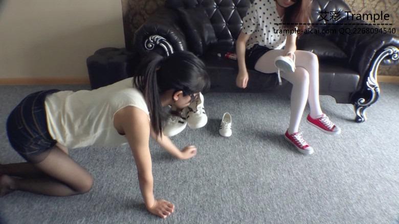 『小妮女女』虐待羞辱撞衫女奴，烧鞋舔食