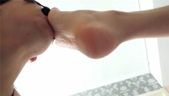 黑丝高跟鞋凉鞋调教女奴,虐舌头+胸部 黑丝高跟鞋凉鞋调教女奴,虐舌头+胸部