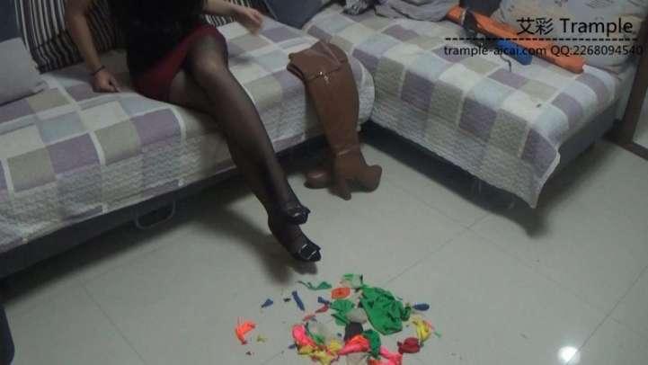 黑丝高跟靴子踩气球