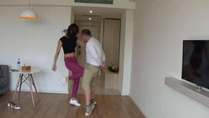 红色打底裤肉靶健身锻炼