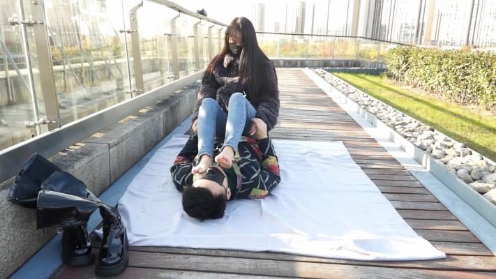 【黑丝诱惑】素人姣姣室外公园牛仔裤长靴踩踏狗奴 YC-221224-3