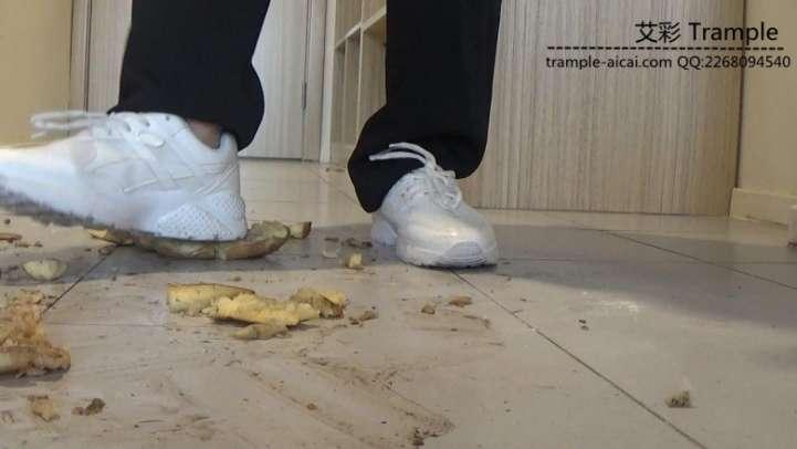 高跟白色运动鞋木板 物品粉碎