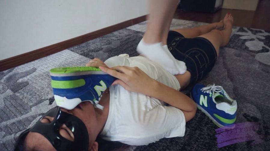 『小妮女女』白袜运动鞋的羞辱践踏女奴