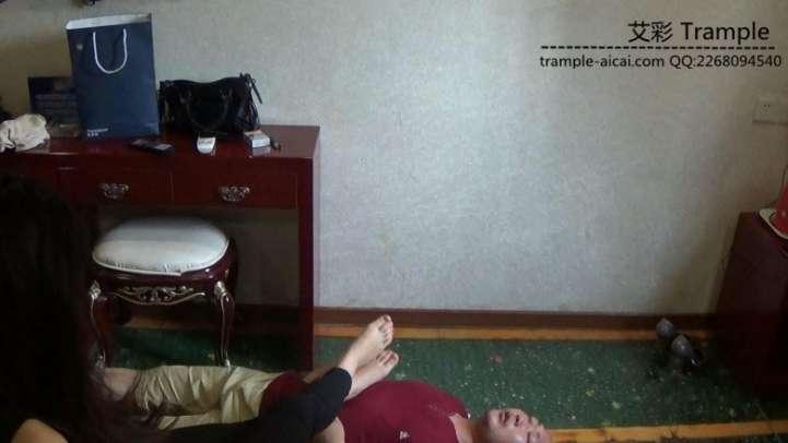 女主紧身裤骑乘玩脸