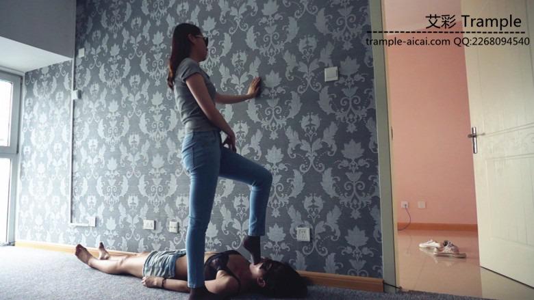 『小妮女女』原味黑短丝插嘴深喉，牛仔裤.