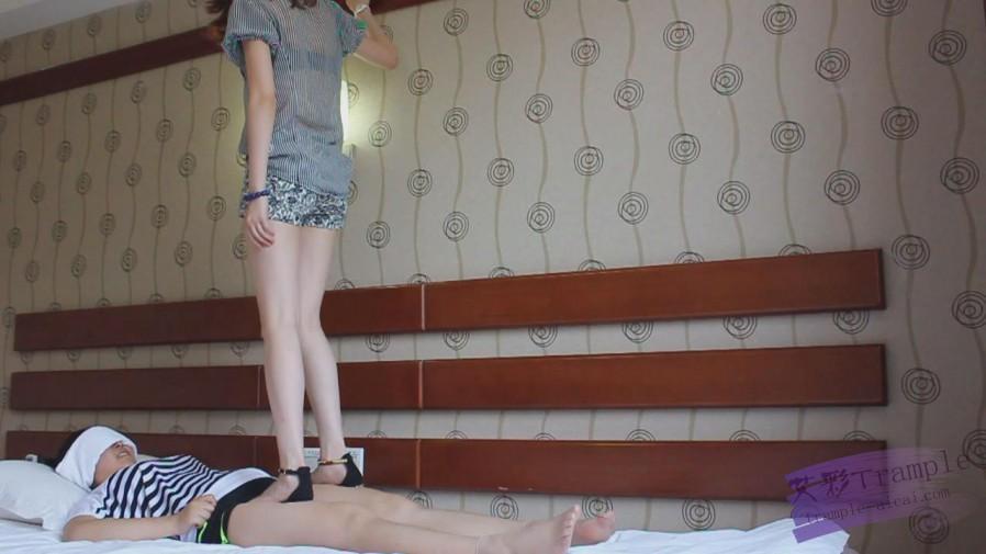 『小妮女女』平底鞋全体重践踏母狗，跺下体跺胸，全重量踩脸脖子，羞辱-