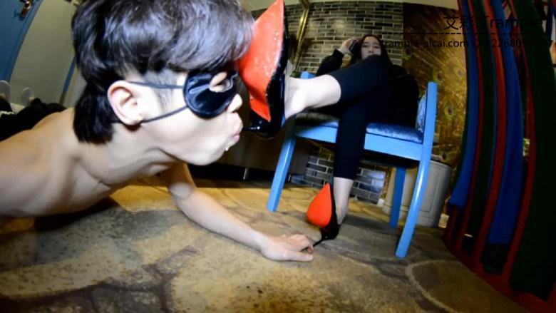 『奴隶岛』—舔萱萱脏高跟鞋底