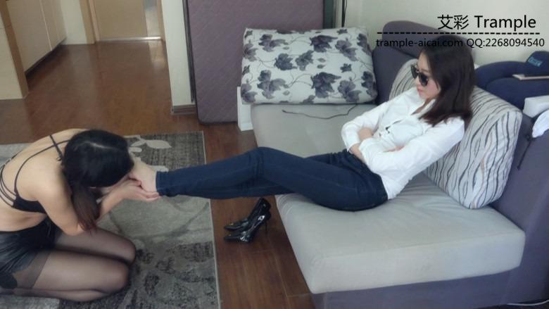 『小妮女女』下班后原味丝袜玉足，女奴服侍。