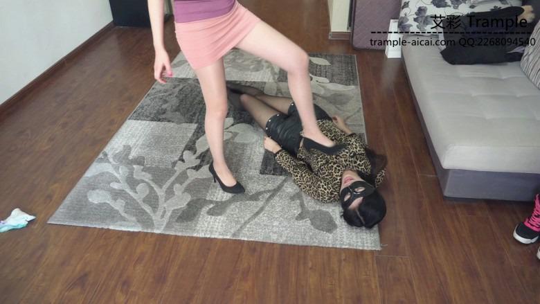 『小妮女女』性感女主残忍虐待偷情贱保姆