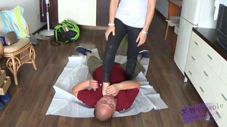 女主紧身裤骑乘搧脸窒息