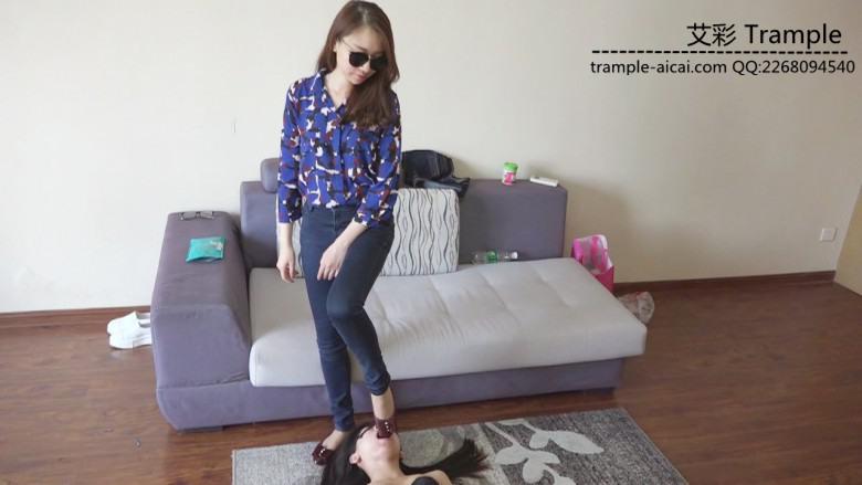 『小妮女女』原味平底鞋肉丝插嘴深喉调教。