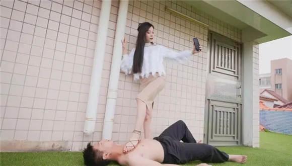 『奴隶岛』〔Magic︱Mirror 魔镜少女〕—星奈羞辱绿帽老公