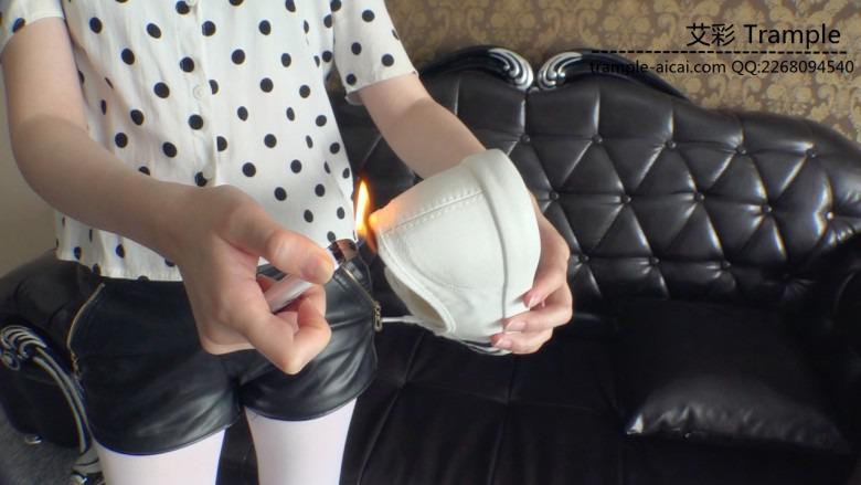 『小妮女女』虐待羞辱撞衫女奴，烧鞋舔食