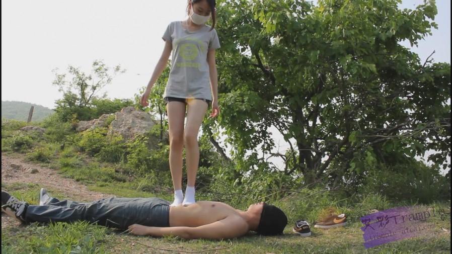 户外调教，原味白袜，践踏，羞辱，舔脏鞋超脏袜子和美脚