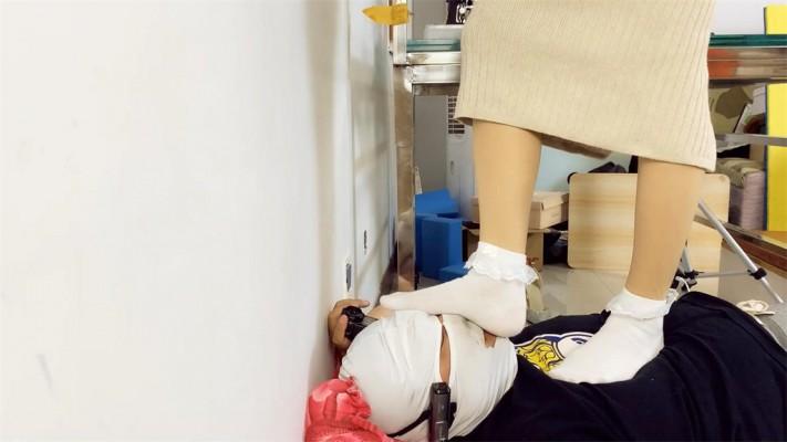 【婧児小主】晓G帆布鞋脏白袜踩头踩脖子 踩踹审讯最后裁断囚犯脖子! YC-220516-4 【婧児小主】晓G帆布鞋脏白袜踩头踩脖子 踩踹审讯最后裁断囚犯脖子! YC-220516-4