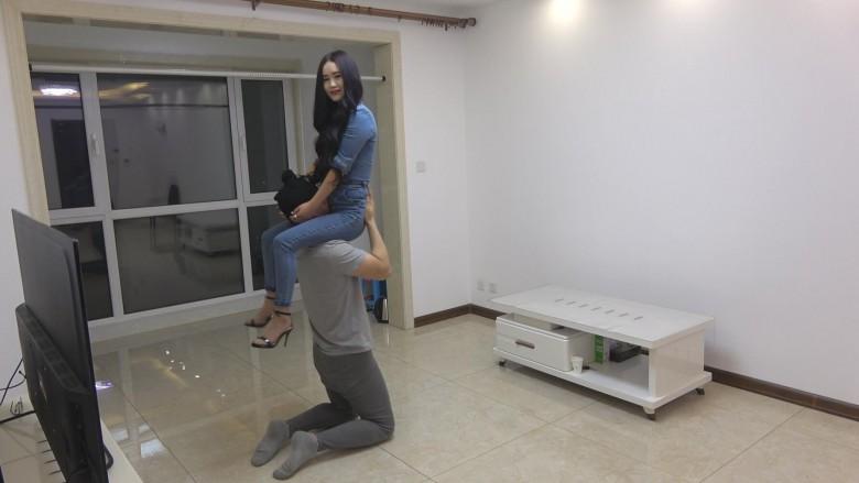 茶几高跟踩踏狗舌，狗脸