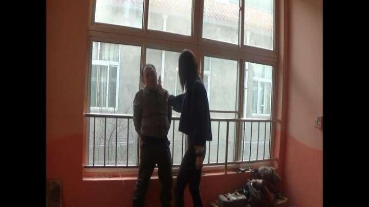 组织女打手吊打逃跑者