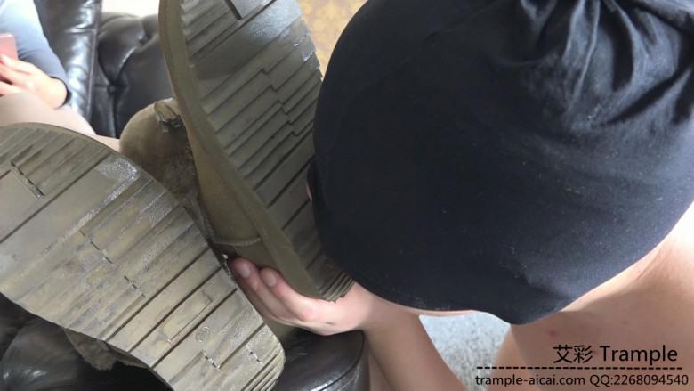 173小美眉肉丝脏底短靴