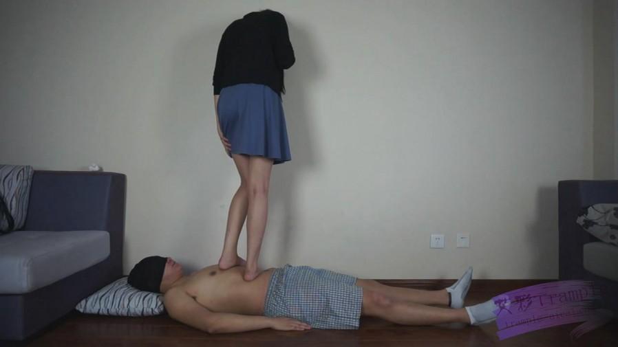 韩国女生第一次玩踩踏-漂亮的高跟