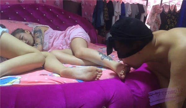 贱男人用酸奶清理美女的脚趾