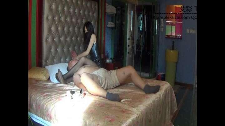 黑丝女杀手除掉告密者