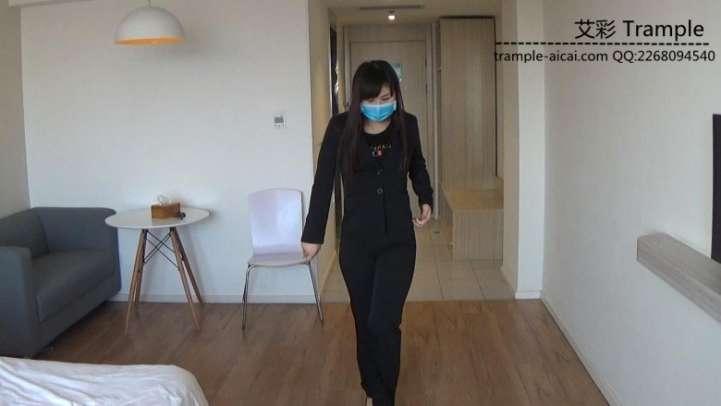 高跟白色运动鞋木板 物品粉碎